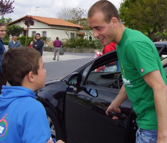 Yeste sonriendo con un niño!!