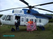 En helicóptero