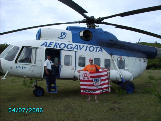 En helicóptero