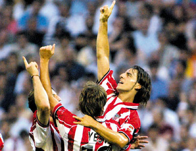 Los jugadores del Athletic dedican su gol a Javier Uría