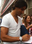 Javi firmando autógrafos