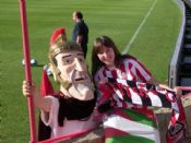 Andrea y la mascota del Nastic
