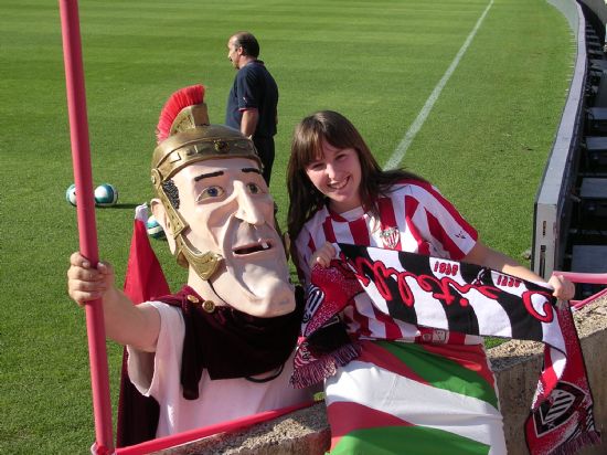 Andrea y la mascota del Nastic
