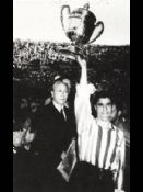 Gainza levantando una copa