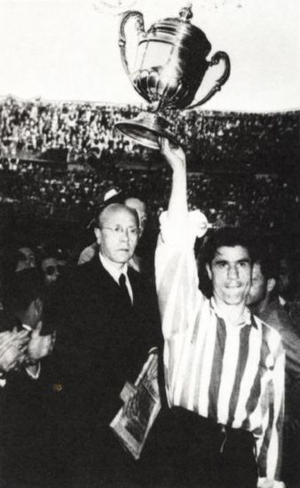 Gainza levantando una copa