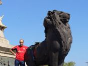 Leones en la estatua de Colón