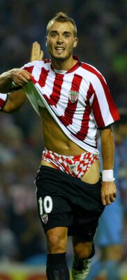Yeste celebrando un gol