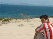 Unai viendo el paisaje desde las dunas de Bolonia