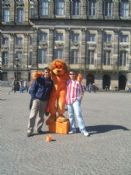Dos leones y un cachorro en Amsterdam
