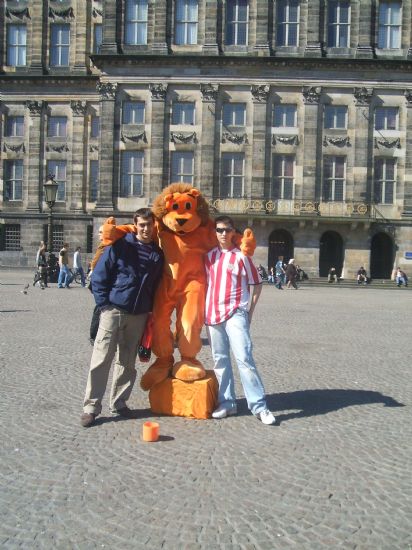Dos leones y un cachorro en Amsterdam