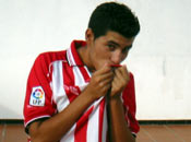 Besando el escudo