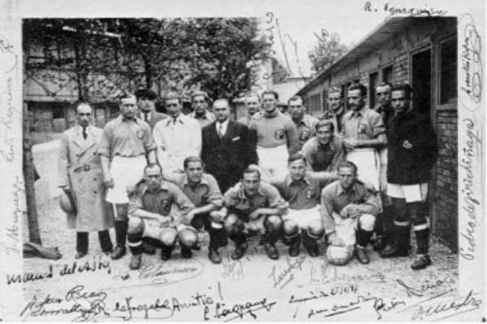Euzkadiko Futbol Selekzioa bere bultzatzaile Larrouyet zuberotarrarekin (txapelduna) 1937