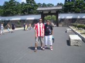 Iñaki y Aitor en un templo de Tokio