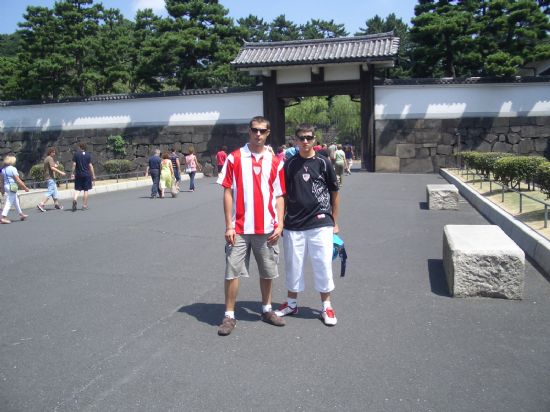 Iñaki y Aitor en un templo de Tokio