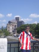 Aitor en el lugar de la bomba atómica
