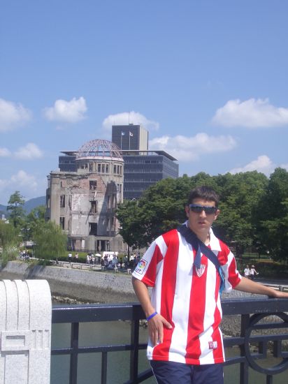 Aitor en el lugar de la bomba atómica