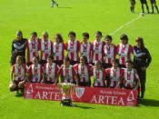Las neskas con la copa de txapeldunak!