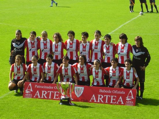 Las neskas con la copa de txapeldunak!