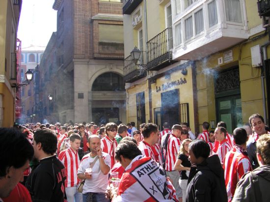 Marea de humo y marea rojiblanca