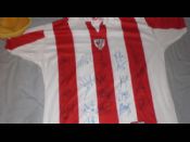 La nueva camiseta firmada