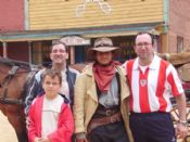 leon solitario en el oeste