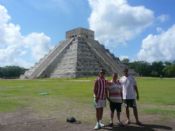 IÑAKI, AITOR Y SU AITA EN LA PIRAMIDE DE KUKULCAN EN CHICHEN ITZA (MEXICO)