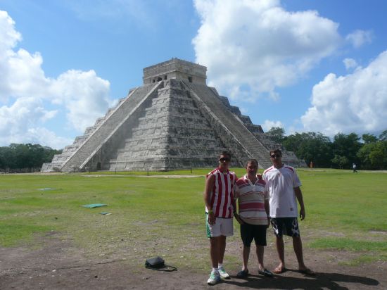 IÑAKI, AITOR Y SU AITA EN LA PIRAMIDE DE KUKULCAN EN CHICHEN ITZA (MEXICO)