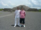 IÑAKI Y AITOR EN LA PIRAMIDE DE LA LUNA EN TEOTIHUCAN (MEXICO)