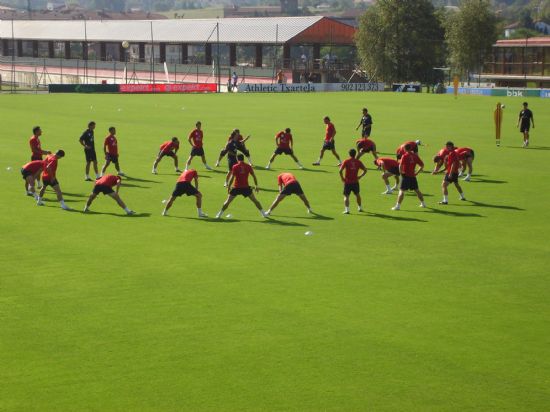 Los jugadores entrenando en Lezama