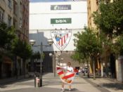 A las afueras del mejor estadio del mundo.