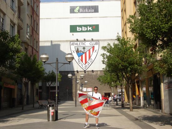 A las afueras del mejor estadio del mundo.