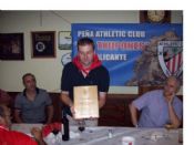 el presi recibiendo placa