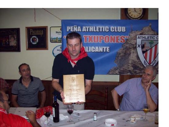 el presi recibiendo placa