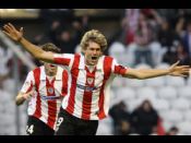 Llorente celebrando un gol