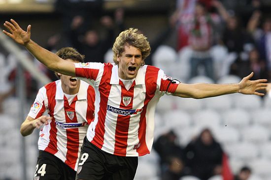 Llorente celebrando un gol