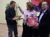 el presi recibiendo placa