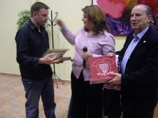 el presi recibiendo placa