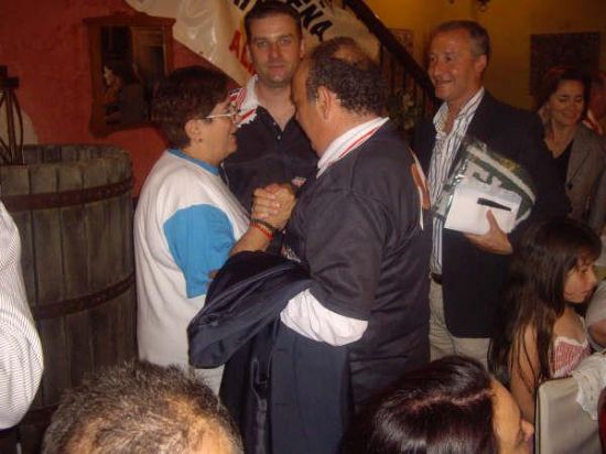 el alcalde de almoradi y camiseta de los txupones