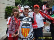Con la aficion del valencia fuera de Mestalla