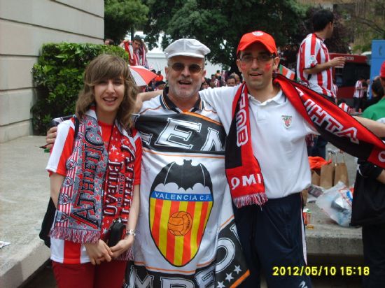 Con la aficion del valencia fuera de Mestalla