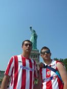 IÑAKI Y AITOR CON LA ESTATUA DE FONDO