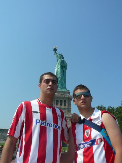 IÑAKI Y AITOR CON LA ESTATUA DE FONDO