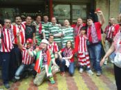 Aficionados del Celtic apoyando al ATHLETIC en la final de copa