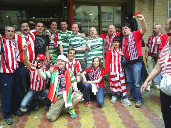 Aficionados del Celtic apoyando al ATHLETIC en la final de copa