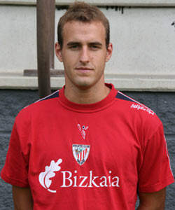 Ion Vélez posando durante la presentación con el primer equipo