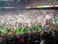 Invasión de campo tras la victoria ante el Sevilla de semifinales de la Copa