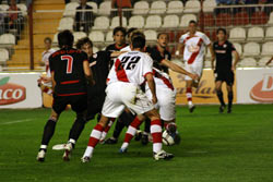 La defensa del Athletic intenta despejar un balón ante el Rayo