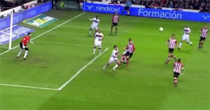 El fondo norte de San Mamés animándo al Athletic en el partido de UEFA contra el Parma
