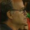 Bielsa siguiendo desde el banquillo el partido ante el Slaven
