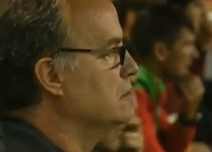 Bielsa siguiendo desde el banquillo el partido ante el Slaven